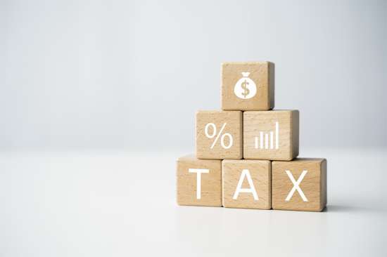 Foto: Würfel mit Aufschrift Tax