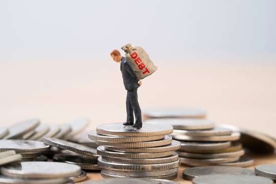 Foto: Figur mit Schuldensack auf dem Rücken