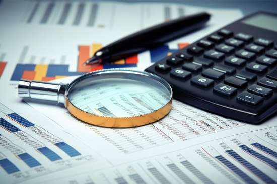 Foto: Lupe, Taschenrechner und Kugelschreiber